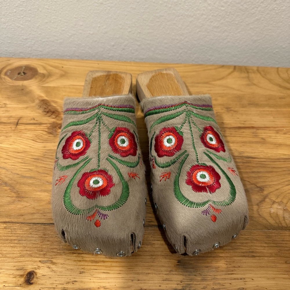 Free Lance calf skin Embroidered Floral Clogs